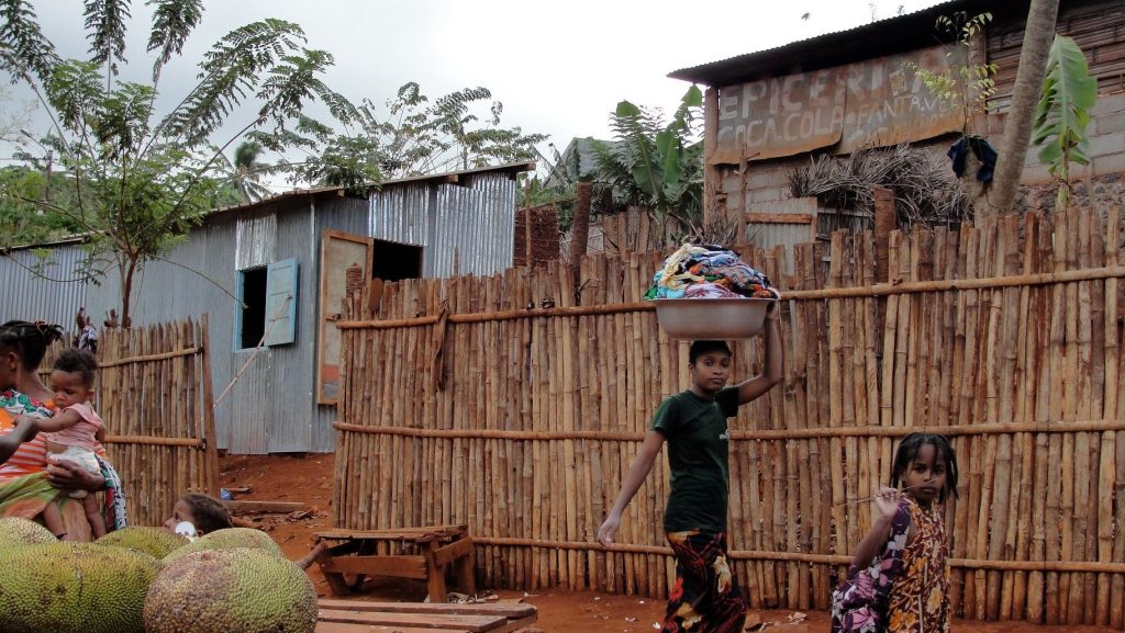 village 1 Femmes et enfants dans une rue aux comorres